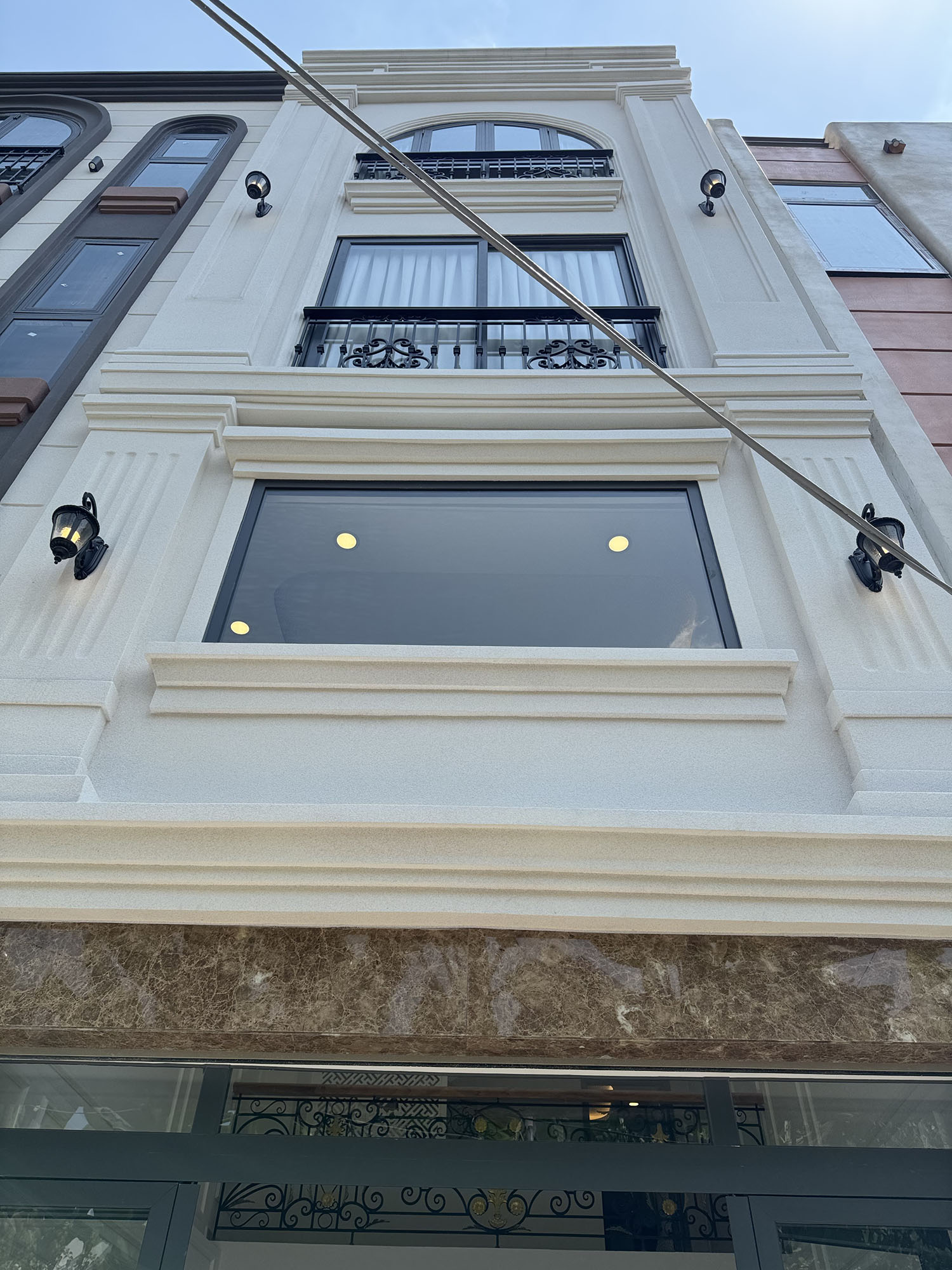 Nhà phố mới 100%, DTKV: 4mx12,5m, vuông, 4 tầng, full nội thất, hẻm xe hơi khu Vip NGUYỄN VĂN TRỖI